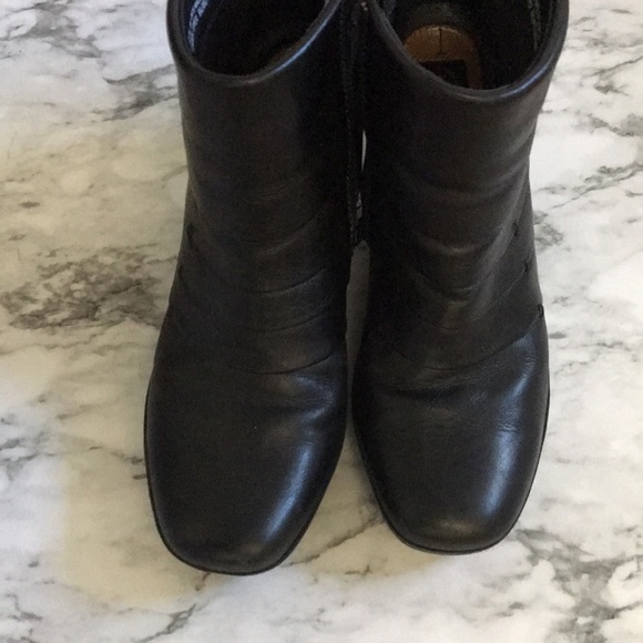 Clarks Artisan Active Air Leather Pleated Ankle Boots - Picture 2 of 8